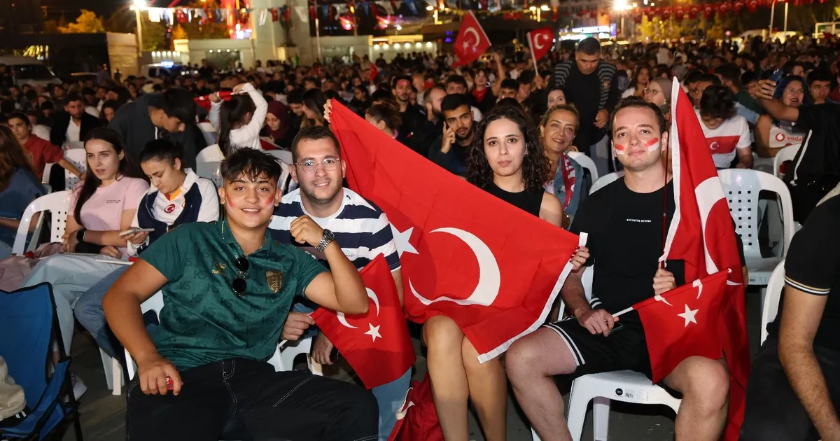 Kent Meydanı’nda 12 Dev Adam Coşkusu!