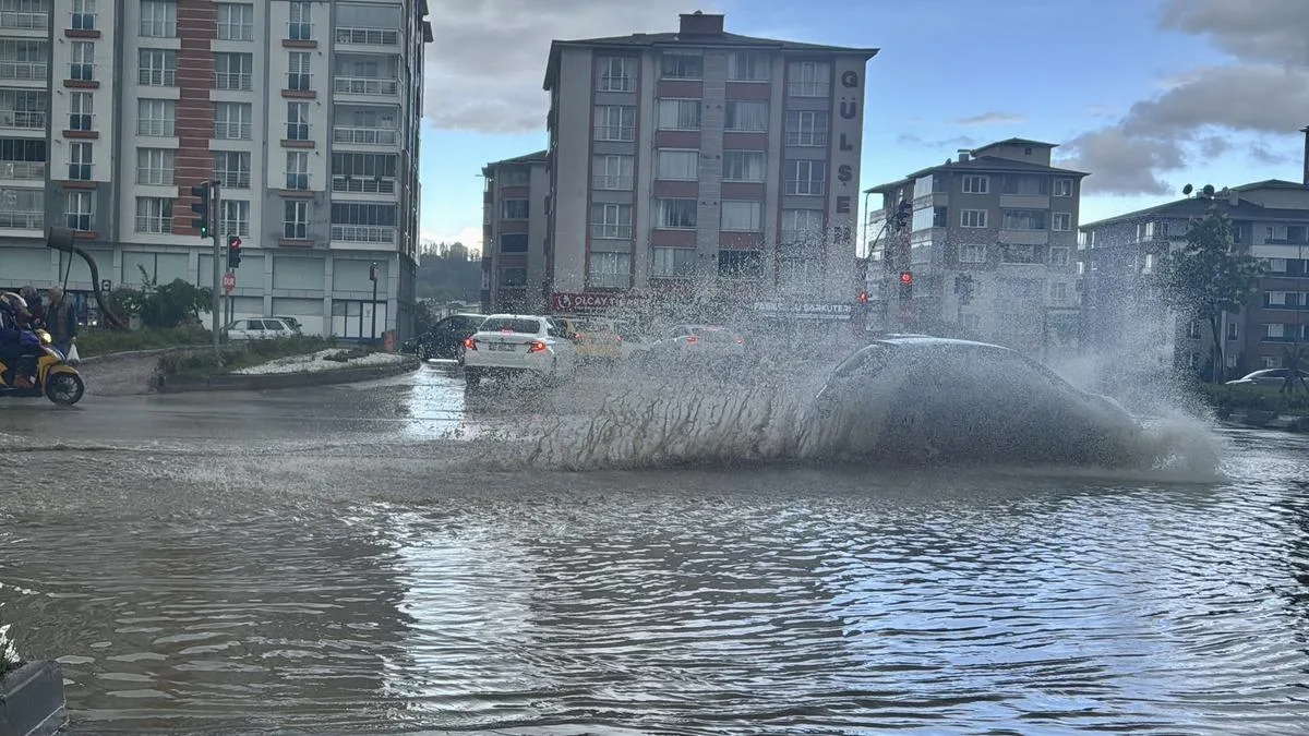 Kentte Aniden Bastıran Sağanak Zorluk Yarattı