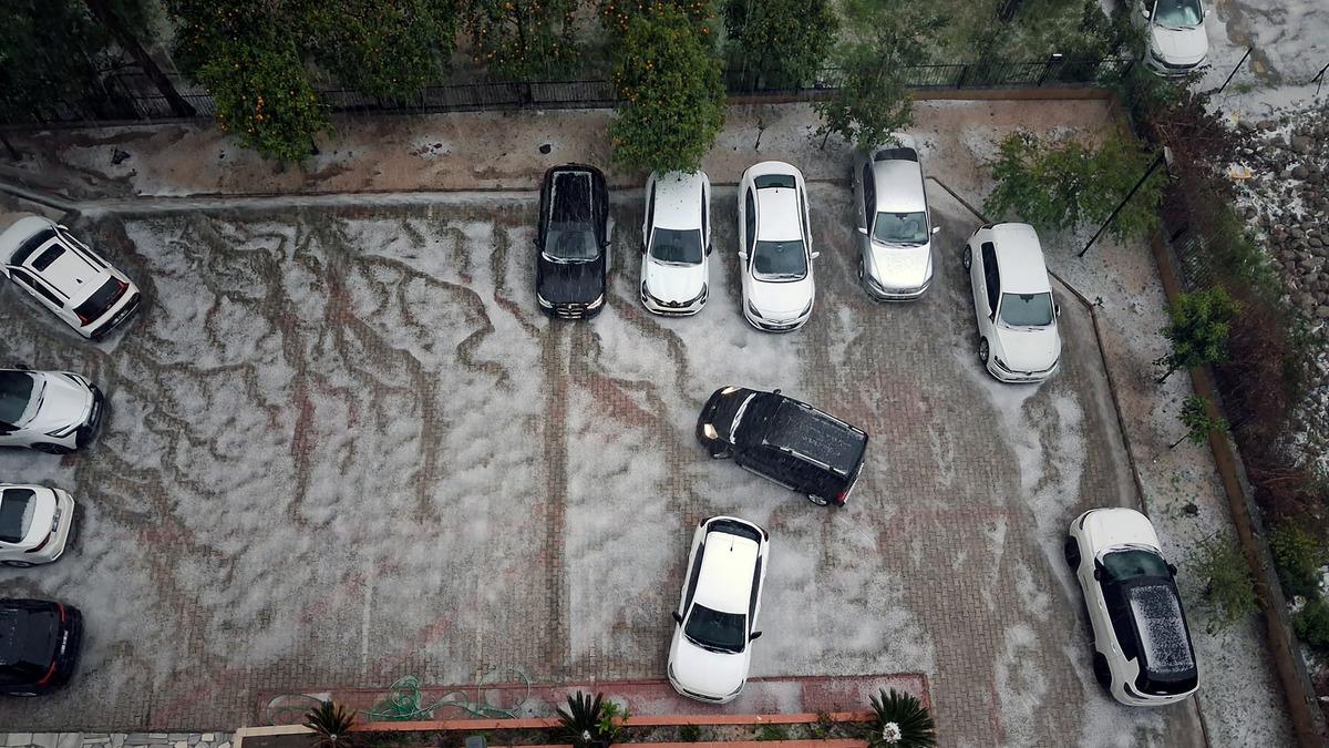 Kentte Dolu Yağışı: Cadde ve Sokaklar Beyaza Büründü