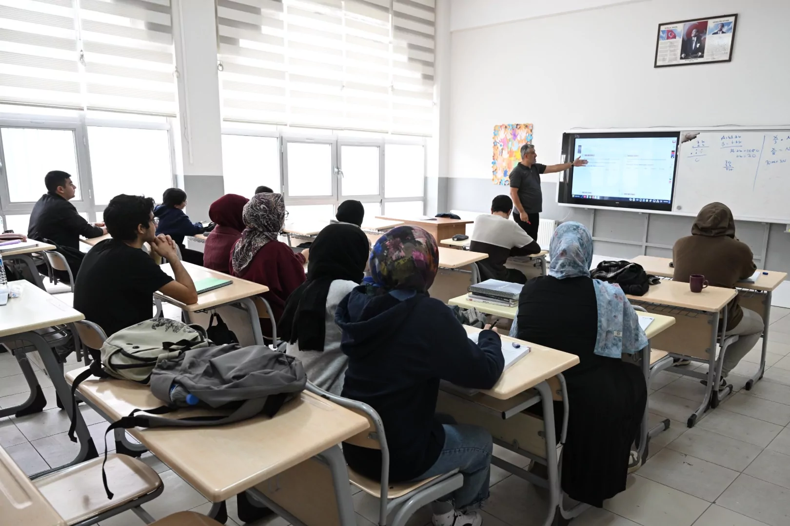 Kernek Külliyesi’nde 200 Öğrenciye Eğitim Desteği