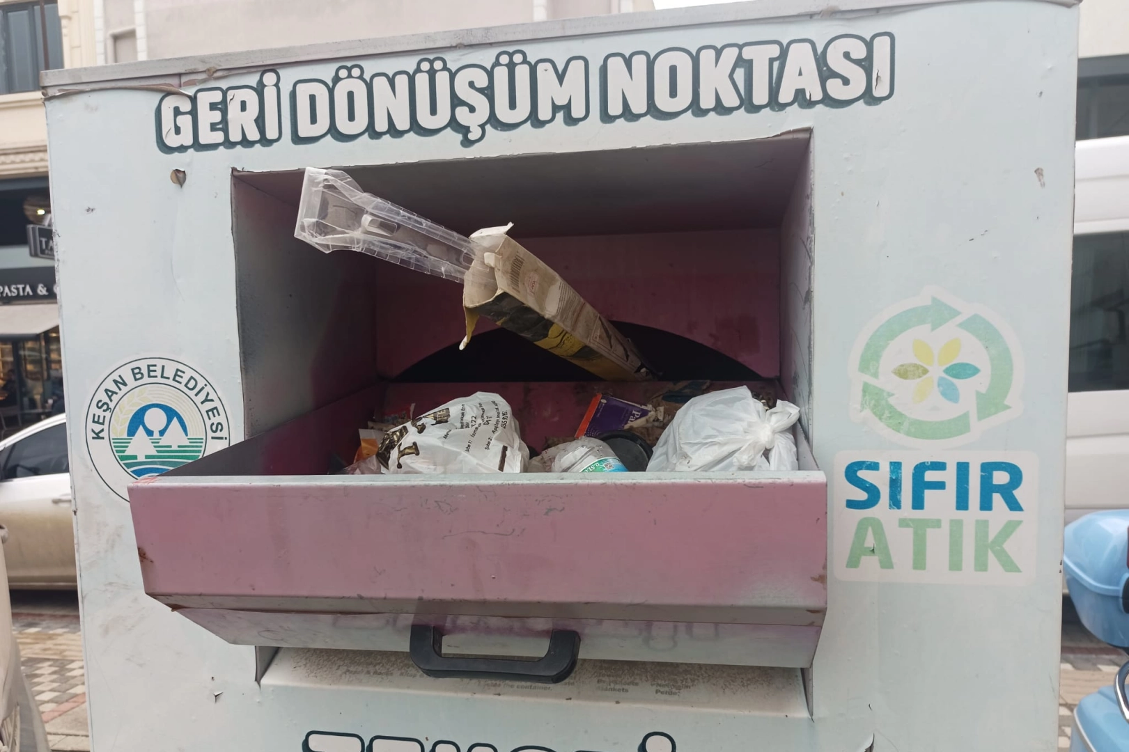 Keşan’da Tekstil Kumbarası Çöp Kutusuna Döndü!
