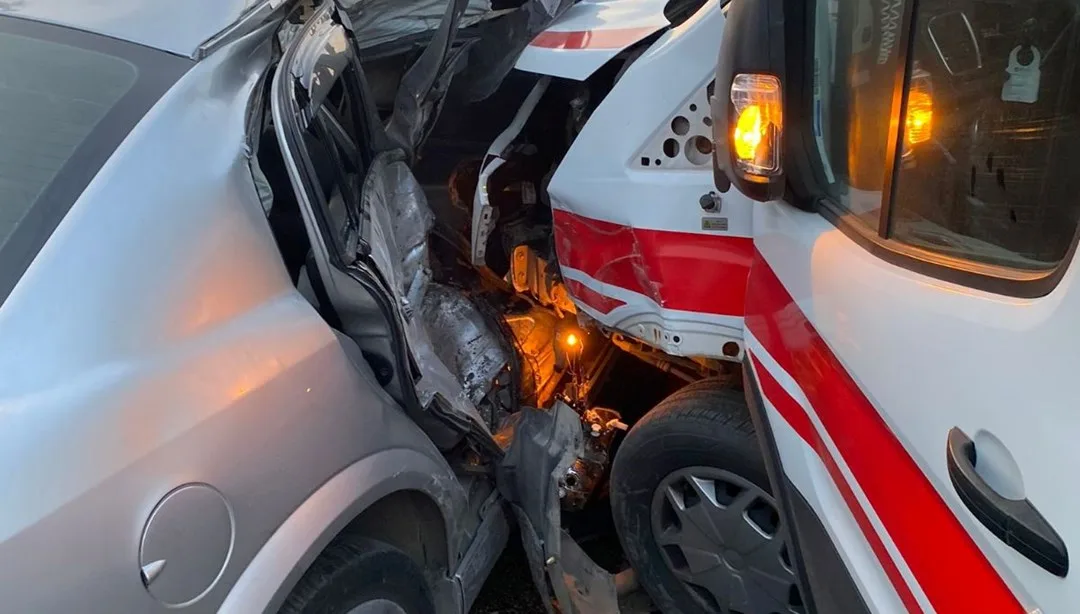 Kestel’de Otomobil ve Ambulans Kafa Kafaya Çarpıştı!