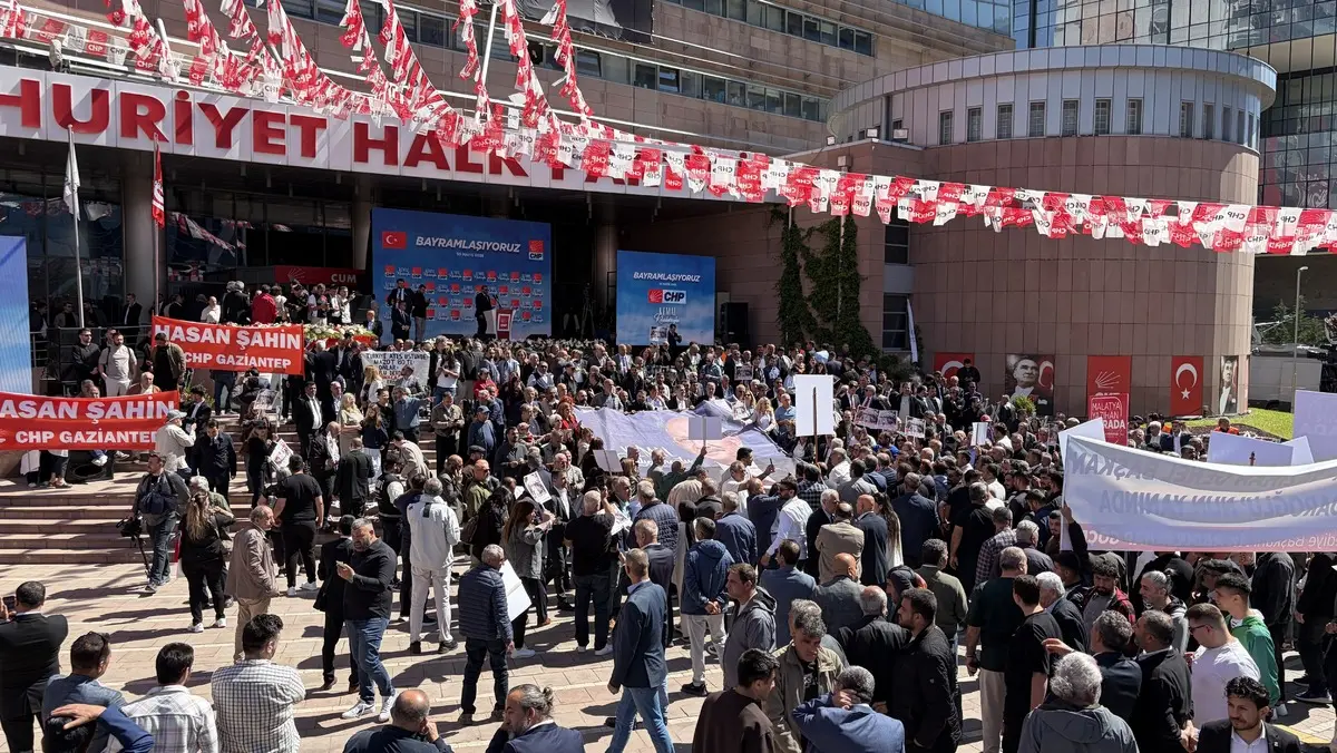 CHP Genel Merkezi nde hareketlilik başladı! Atılan slogan gündem oldu 2