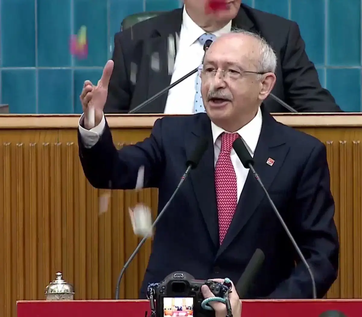 Kılıçdaroğlu yıllar sonra kürsüye çıktı, üzerine gül yaprakları atıldı 2