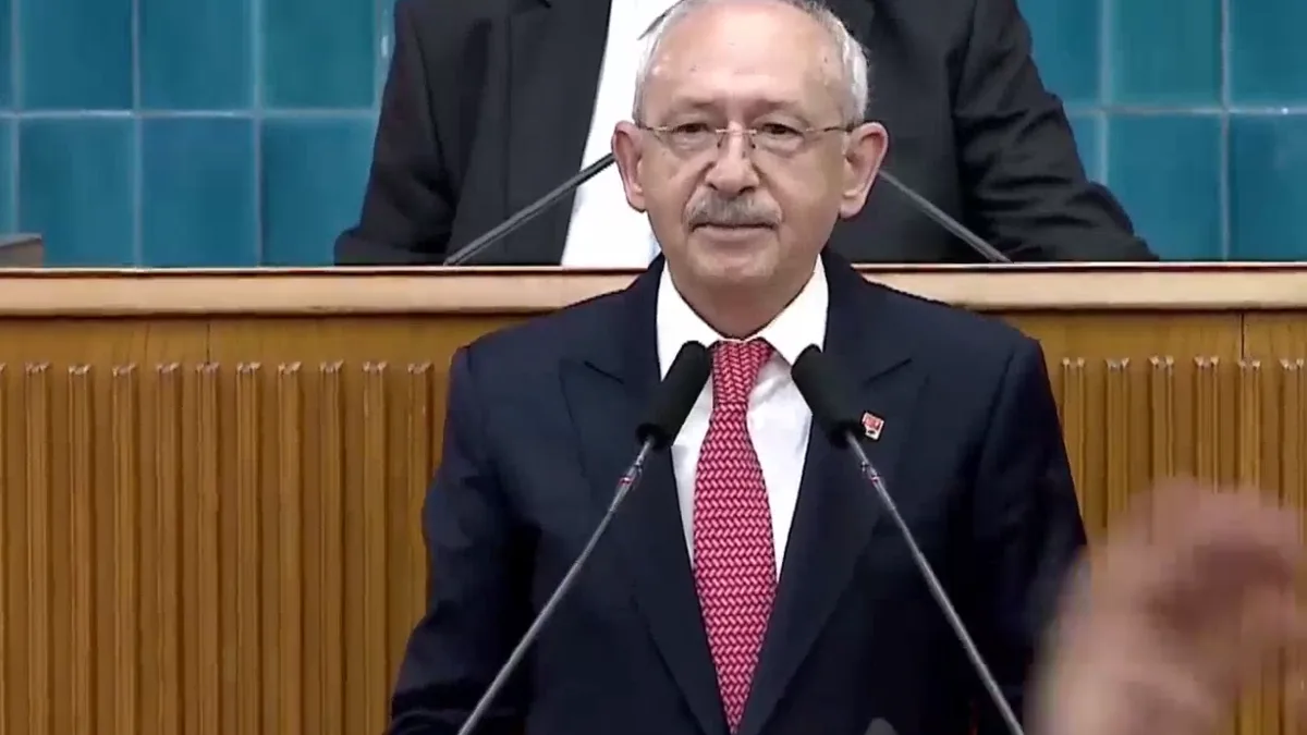 Kılıçdaroğlu, TBMM’de Gül Yapraklarıyla Karşılandı
