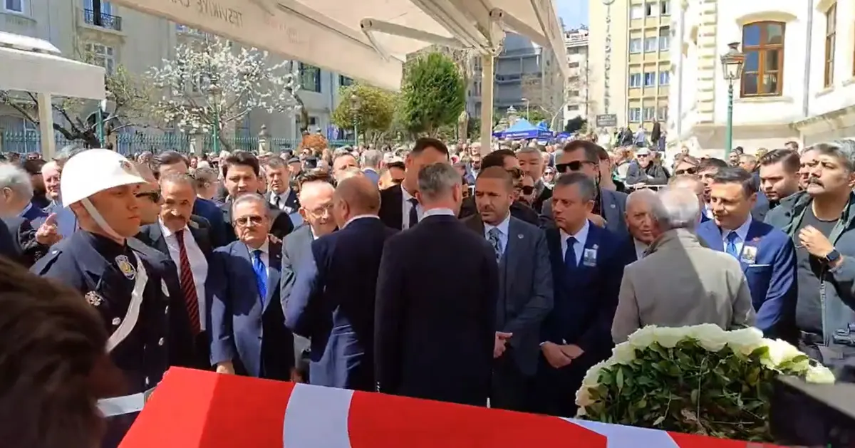 Dip dibe gelip selamlaşmadılar: Cenazede Özel ile Kılıçdaroğlu arasında soğuk rüzgarlar 3