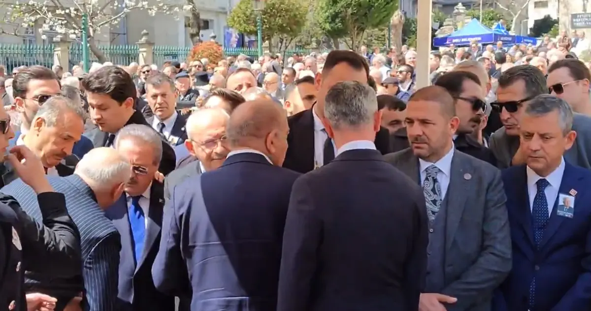 Dip dibe gelip selamlaşmadılar: Cenazede Özel ile Kılıçdaroğlu arasında soğuk rüzgarlar 2