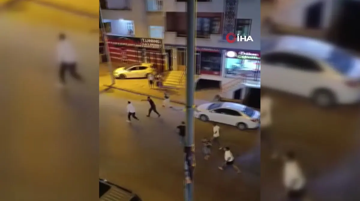İstanbul da sokak kavgasında kılıçlar çekildi! Korkunç anlar kamerada 8