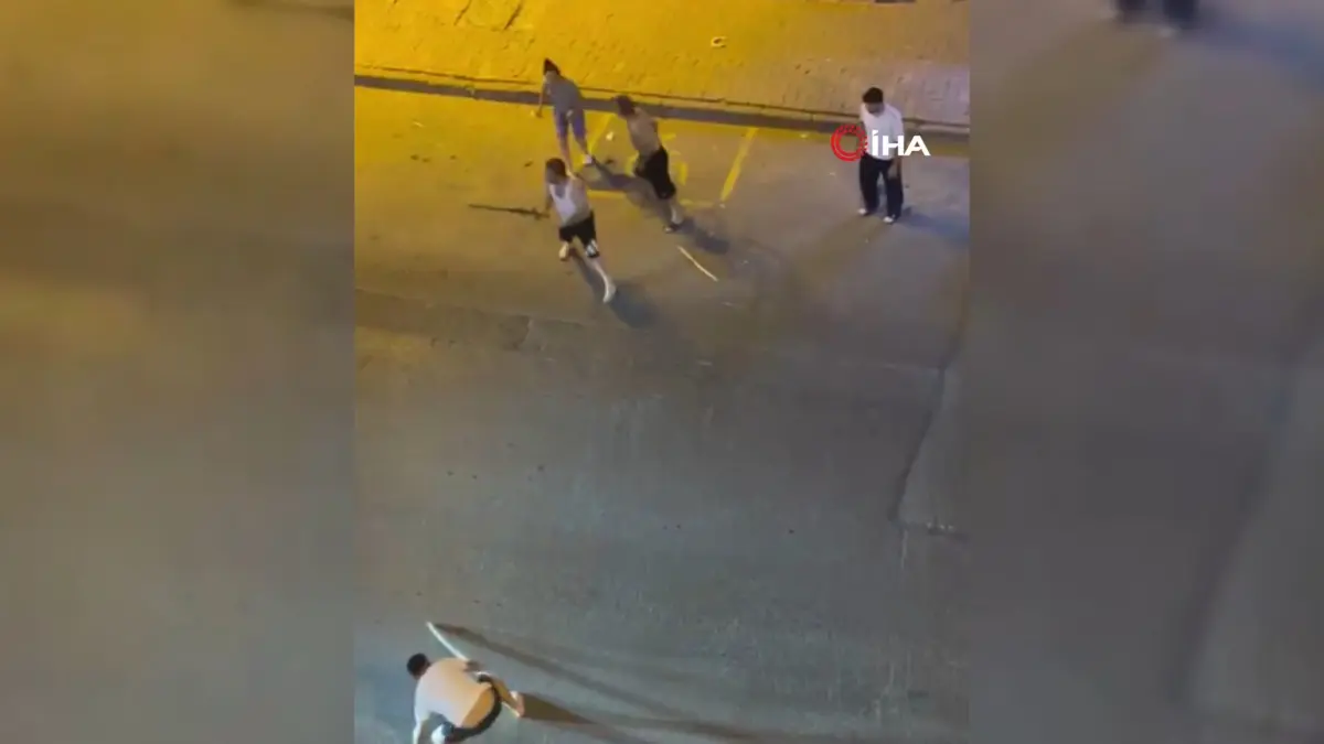 İstanbul da sokak kavgasında kılıçlar çekildi! Korkunç anlar kamerada 9