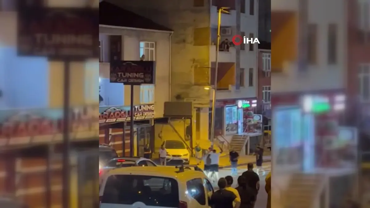 İstanbul da sokak kavgasında kılıçlar çekildi! Korkunç anlar kamerada 2