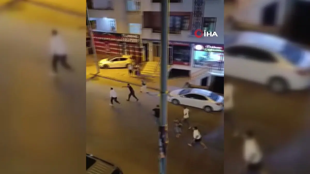 İstanbul da sokak kavgasında kılıçlar çekildi! Korkunç anlar kamerada 7