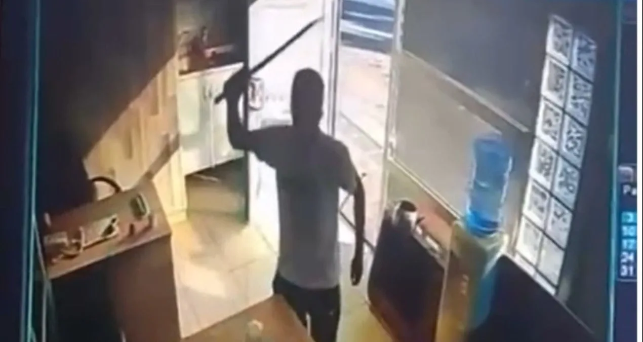 Kılıçlı Saldırı: Taksi Durağında Dehşet Anları!