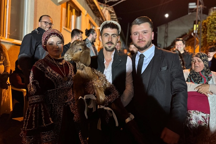 Kına Gecesinde Oğlak Sürprizi!