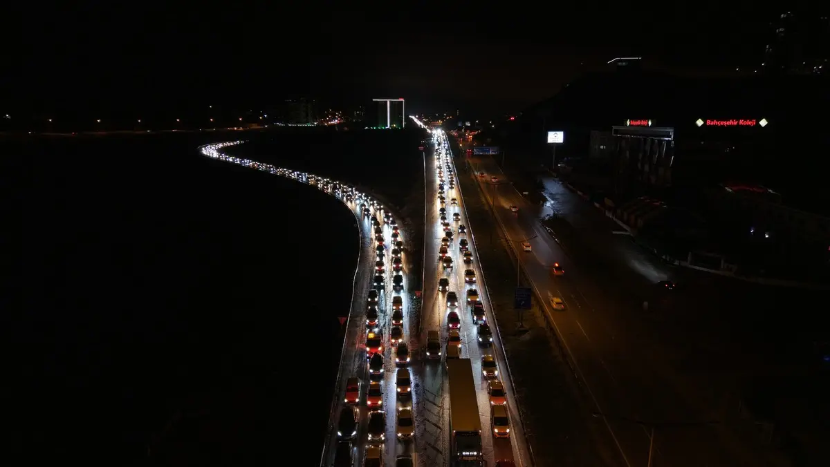 43 ilin geçiş noktasında tatilcilerin dönüş yolculuğu! Araç kuyruğu 40 kilometreyi aştı 3