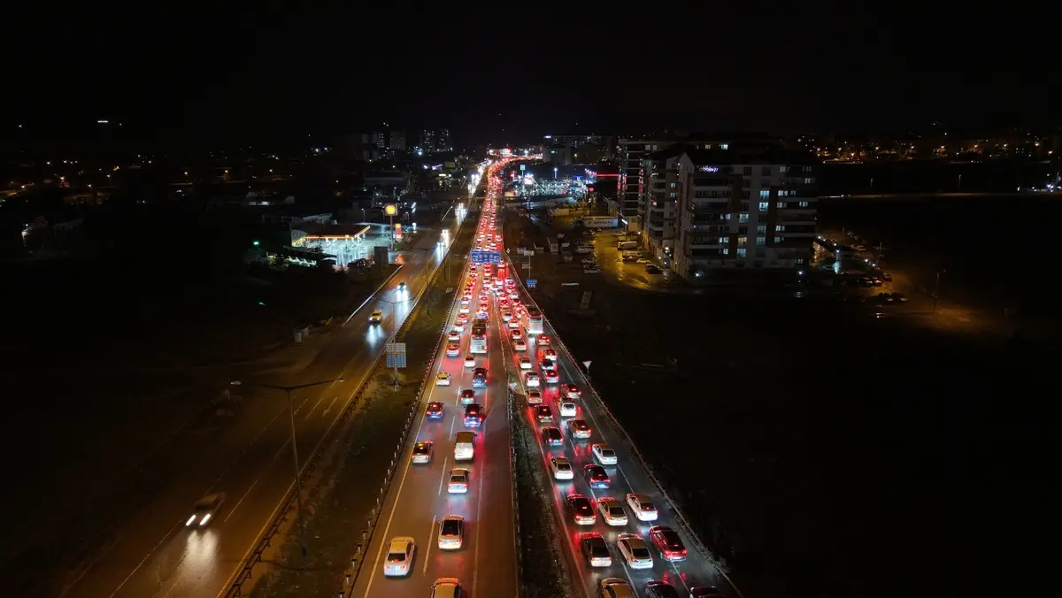 43 ilin geçiş noktasında tatilcilerin dönüş yolculuğu! Araç kuyruğu 40 kilometreyi aştı 2