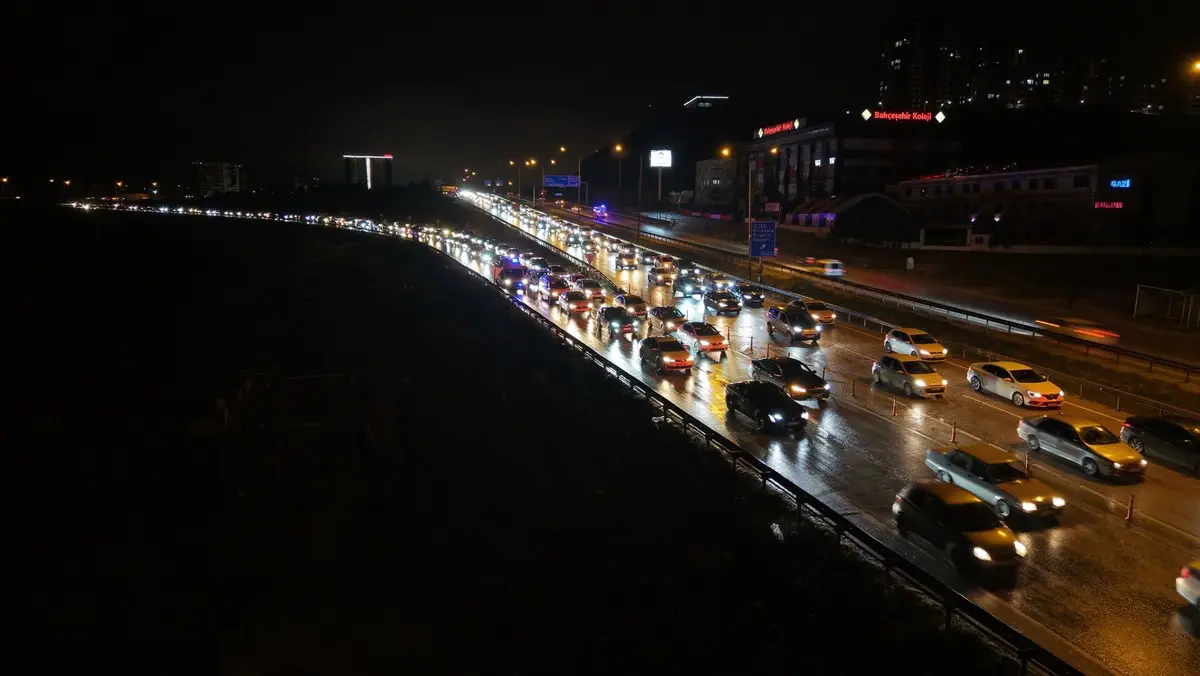 43 ilin geçiş noktasında tatilcilerin dönüş yolculuğu! Araç kuyruğu 40 kilometreyi aştı 5
