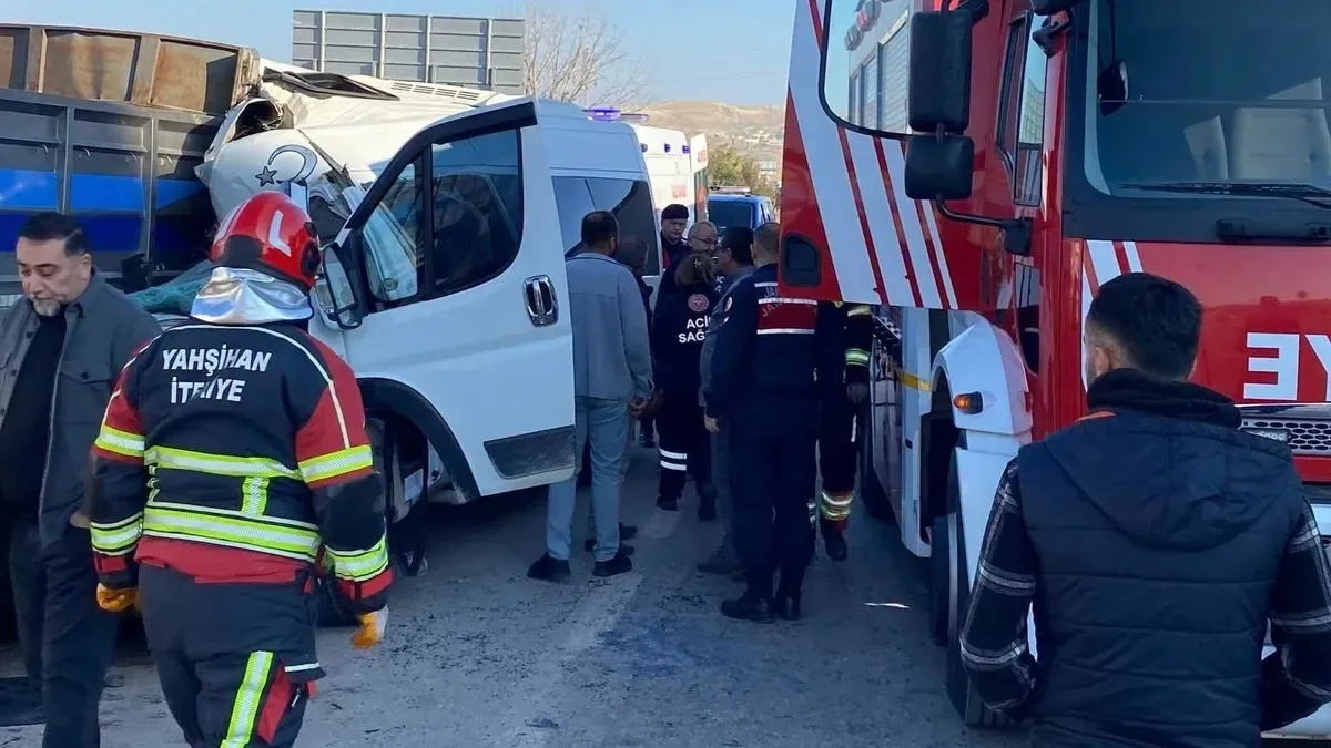 Kırıkkale’de Minibüs TIR’a Çarptı: Sürücü Yaralı!
