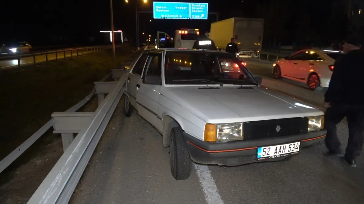 Kırıkkale’de Otomobil Tırla Çarpıştı: 3 Yaralı!