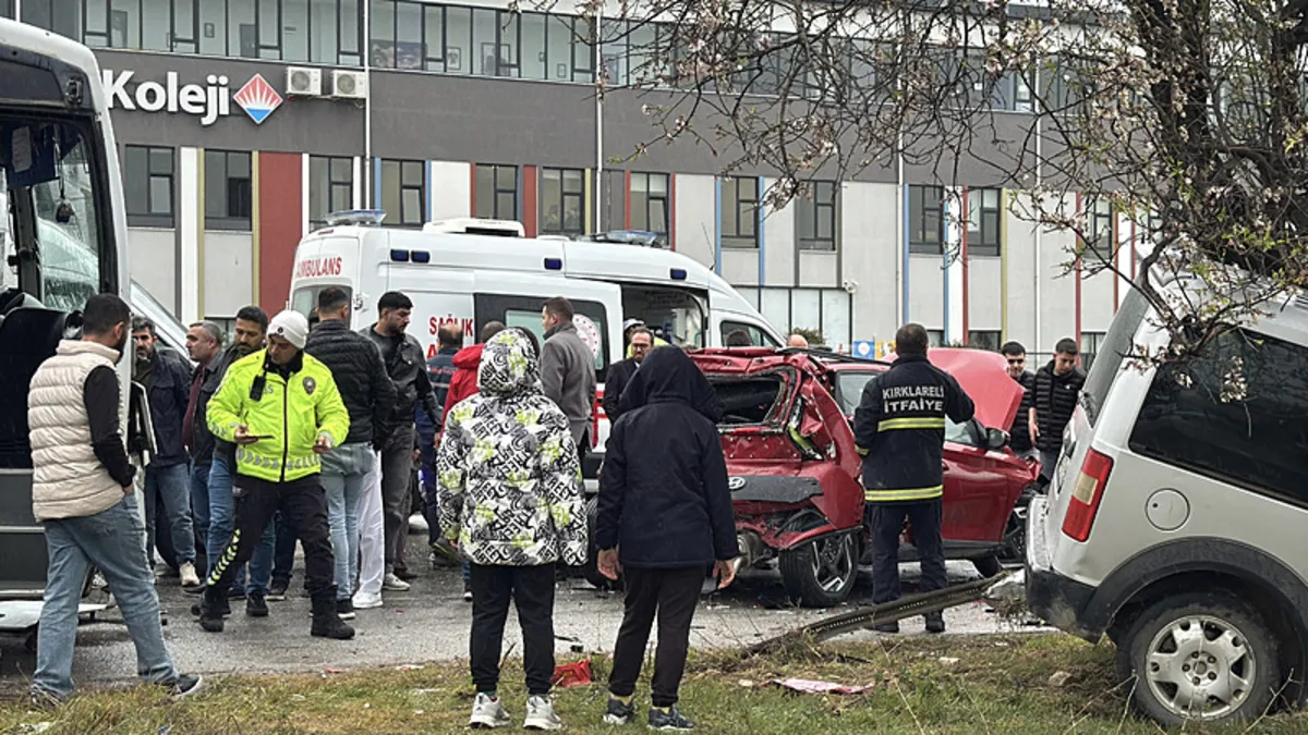 Kırklareli’nde Midibüs ve 5 Otomobil Çarpıştı!
