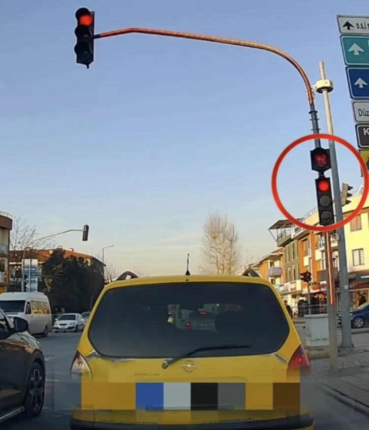 Kırmızı Işığı Görmezden Gelen Taksiye Tepkiler Büyüdü!