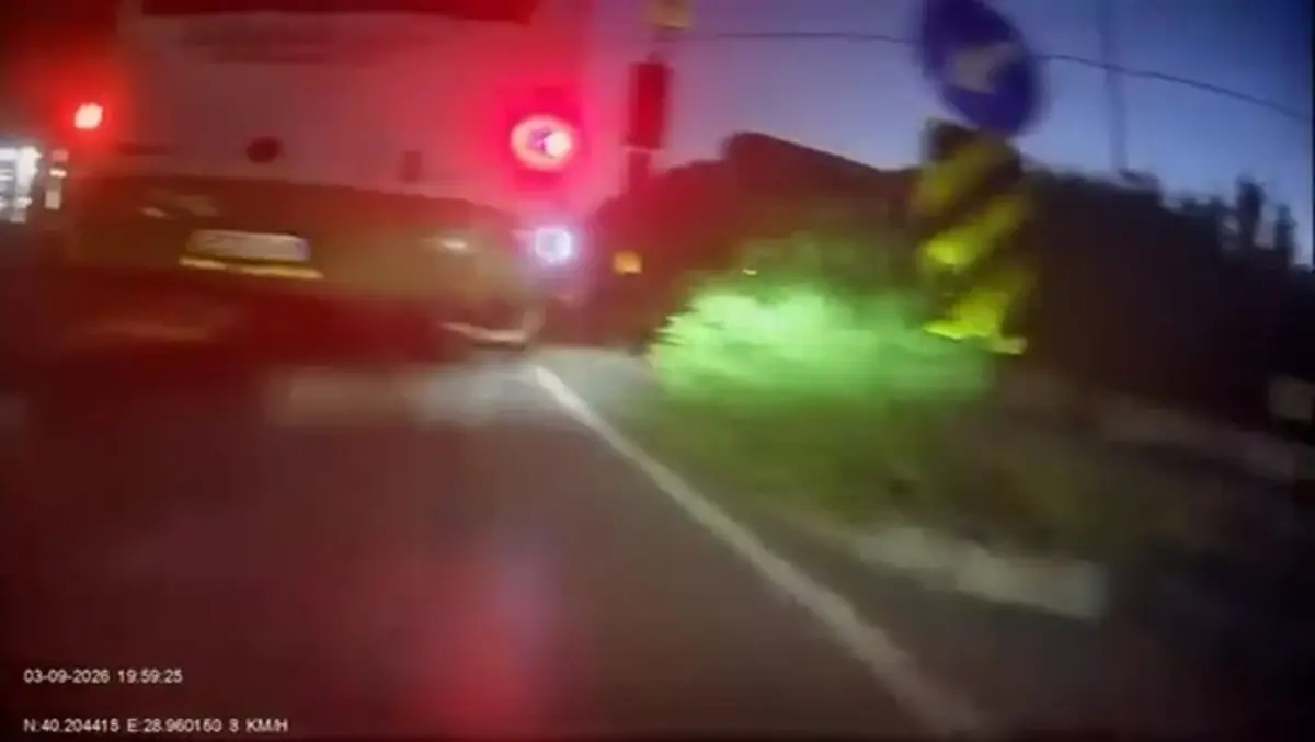 Kırmızı ışıkta yavaşlamadı bile... Otobüs şoföründen pişkin yanıt!