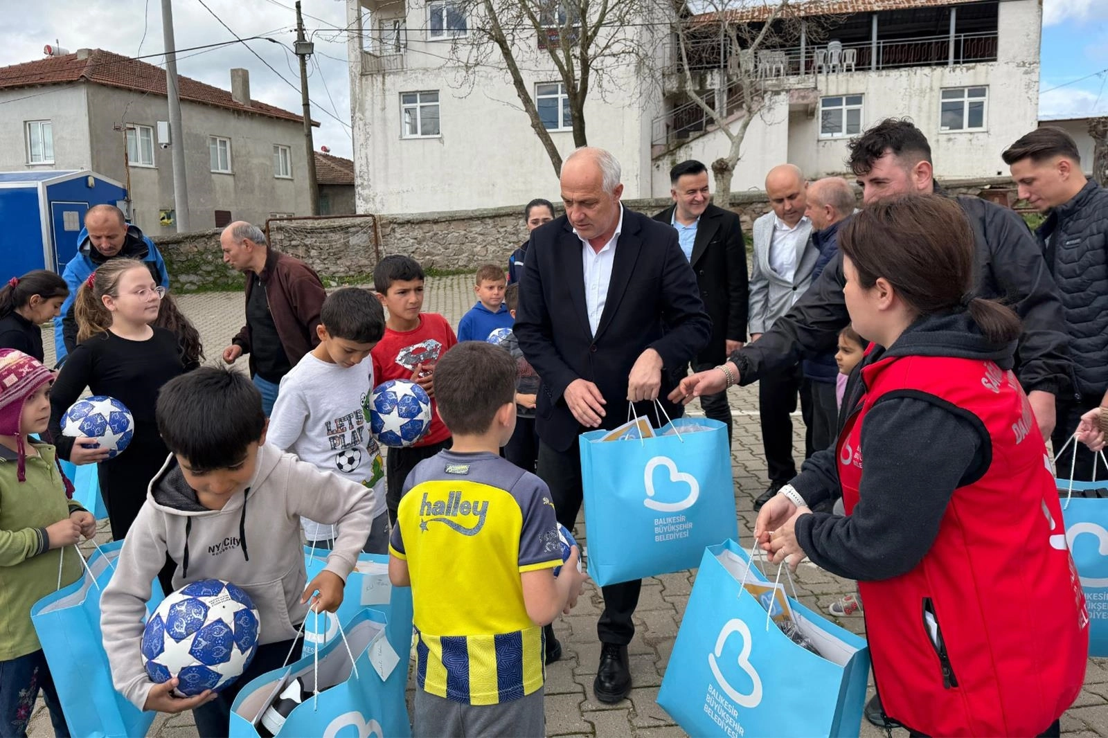 Kırsal Çocuklara 23 Nisan Hediyesi Balıkesir’den