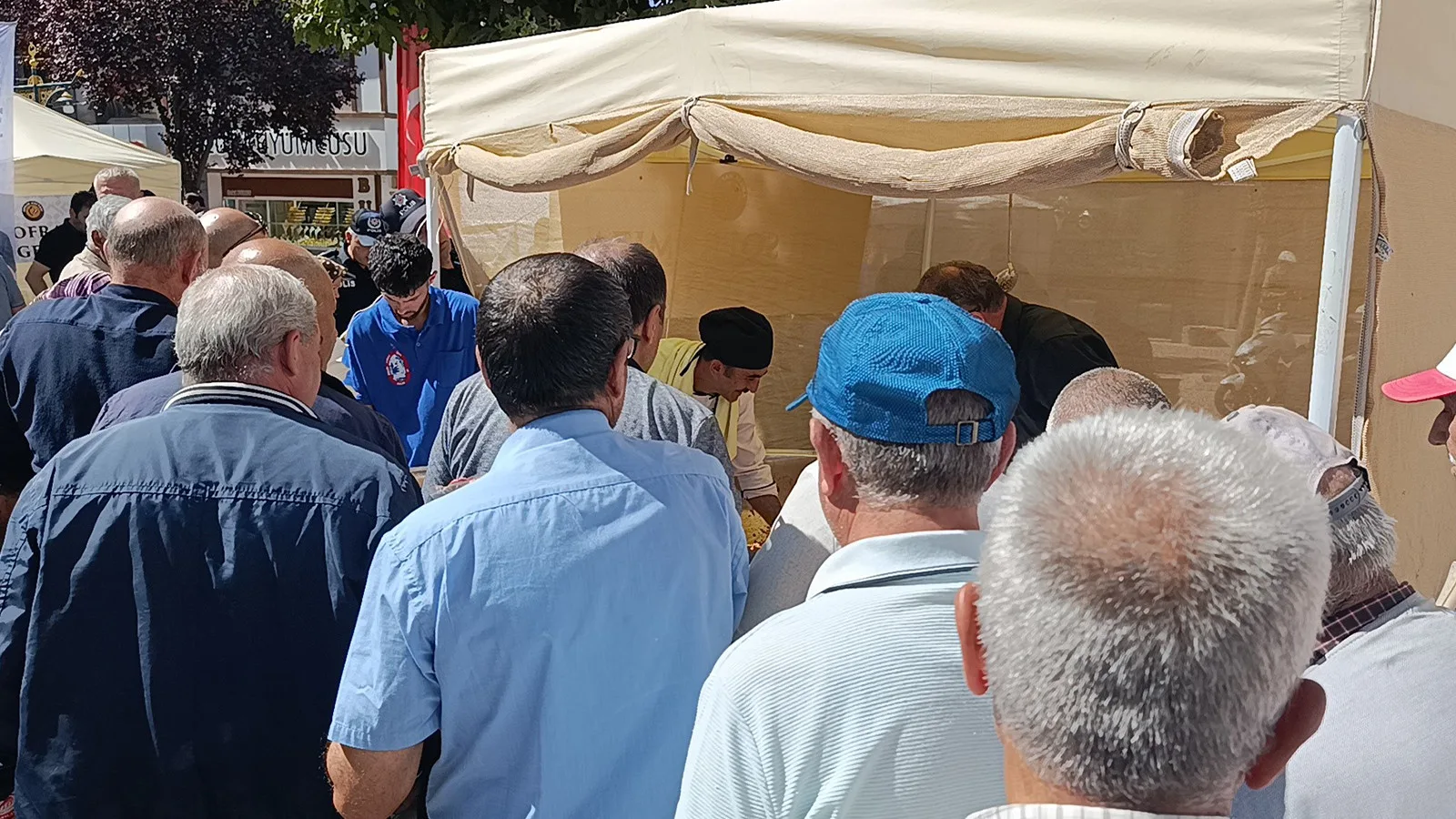 Kırşehir’de Pilav Dağıtımında İzdiham!