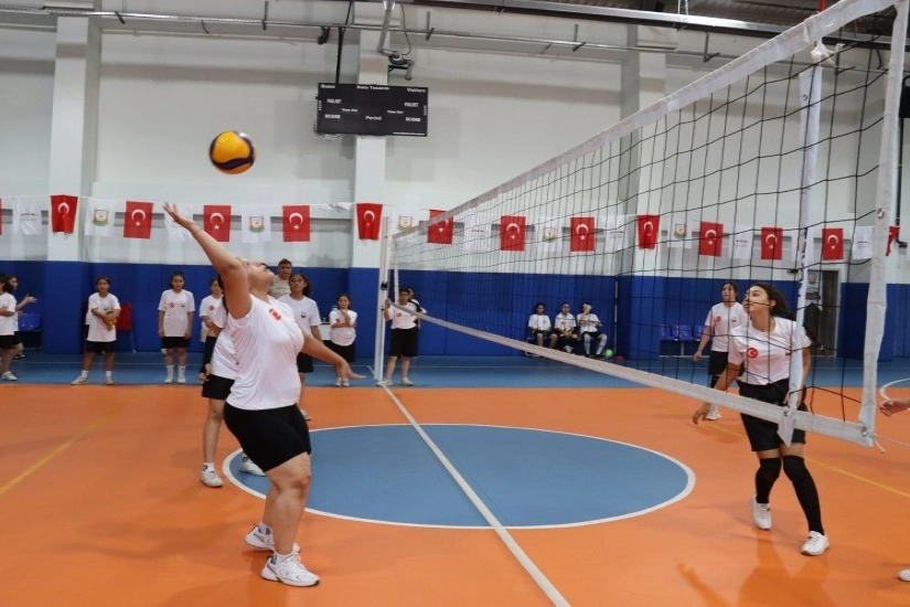 Kız Çocukları Voleybol Kursuna Akın Ediyor!