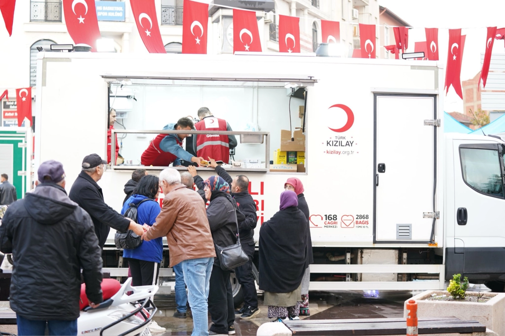 Kızılay, Sındırgı’da Depremzedelerin Yanında