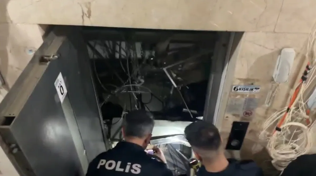 Kızıltepe'de asansör kabini düştü, 2 işçi yaralandı