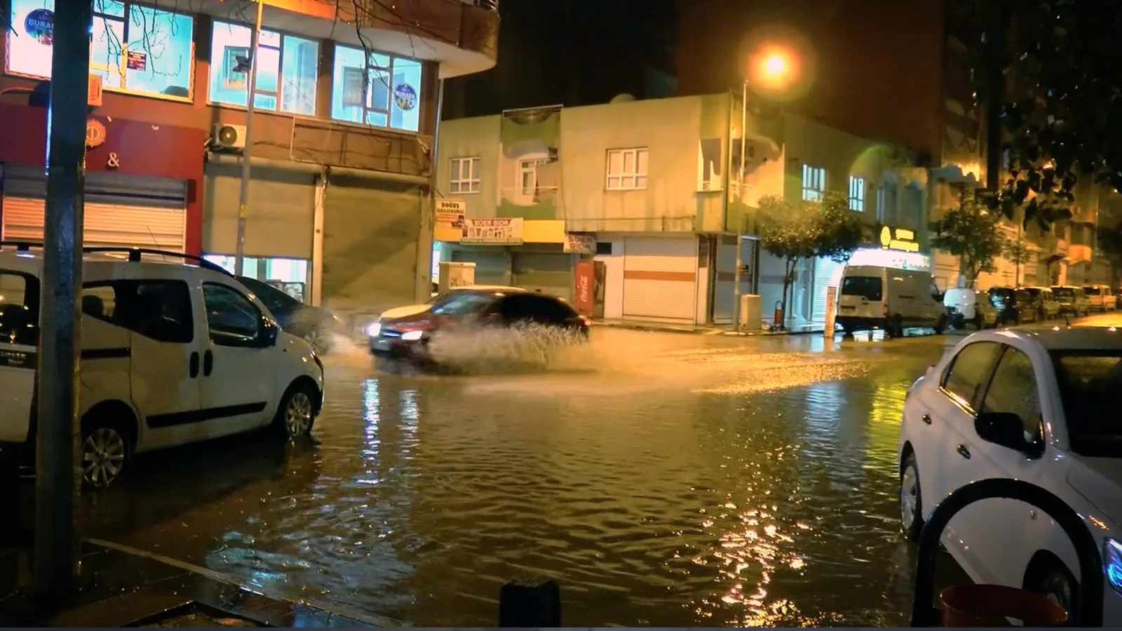 Kızıltepe’de Sağanak: Cadde ve Sokaklar Göle Döndü!