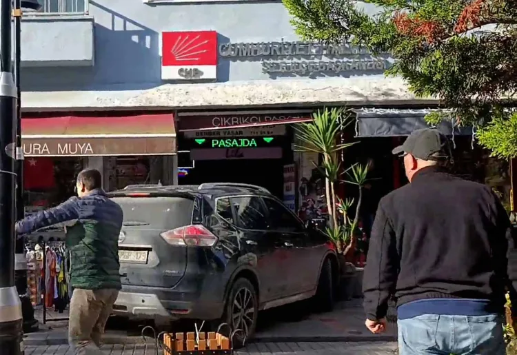 Kızına Küfür Edenlere Öfke: Trafiği Durdurdu!