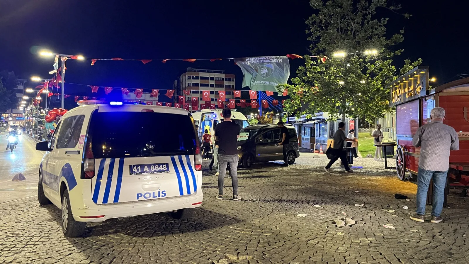 Kocaeli’de Bıçaklı Kavga: Kan Göğü Aydınlattı!