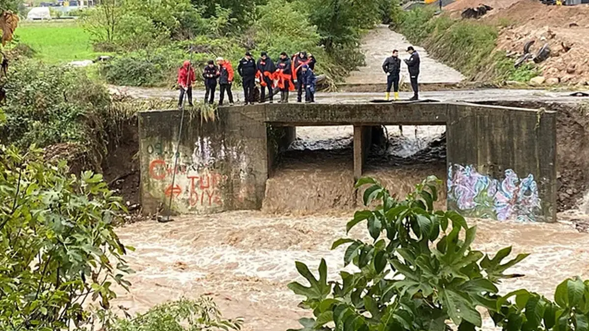 Yer: Kocaeli! Sel sularına kapılan eski muhtarın cansız bedeni İzmit Körfezi nde bulundu! Toplam can kaybı 5 e yükseldi 3