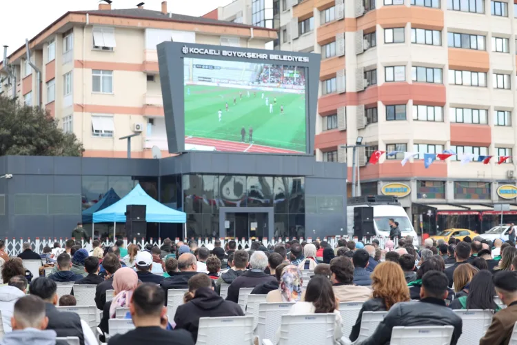 Kocaelispor Taraftarları İzmit Kent Meydanı'nda
