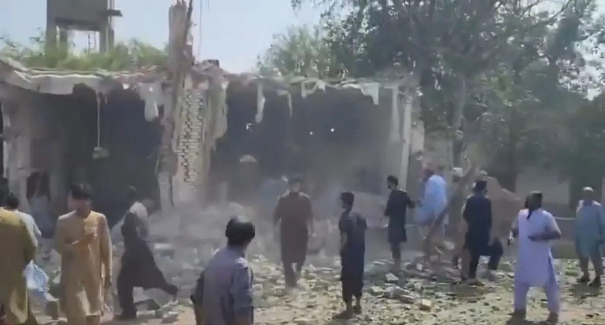 Pakistan da camide patlama! 15 ölü: 50 yaralı... Bölgeden ilk görüntüler geldi 2
