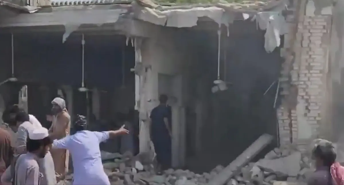 Pakistan da camide patlama! 15 ölü: 50 yaralı... Bölgeden ilk görüntüler geldi 3