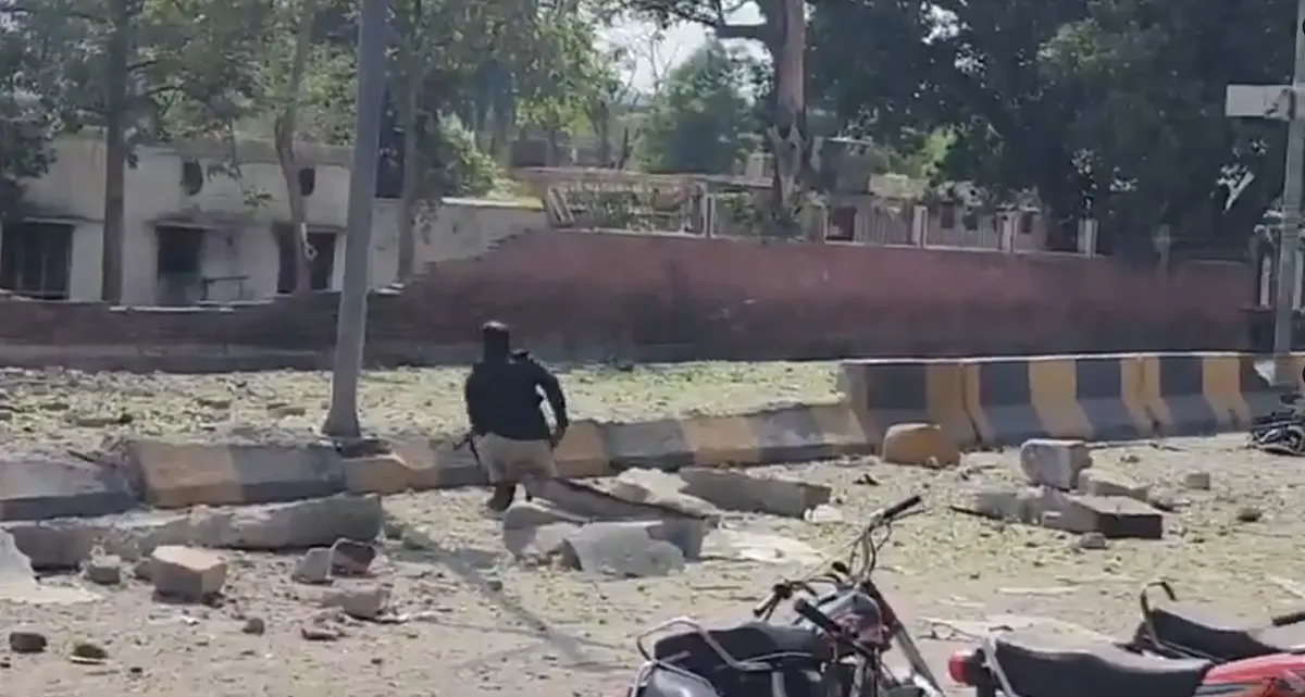 Pakistan da camide patlama! 15 ölü: 50 yaralı... Bölgeden ilk görüntüler geldi 4