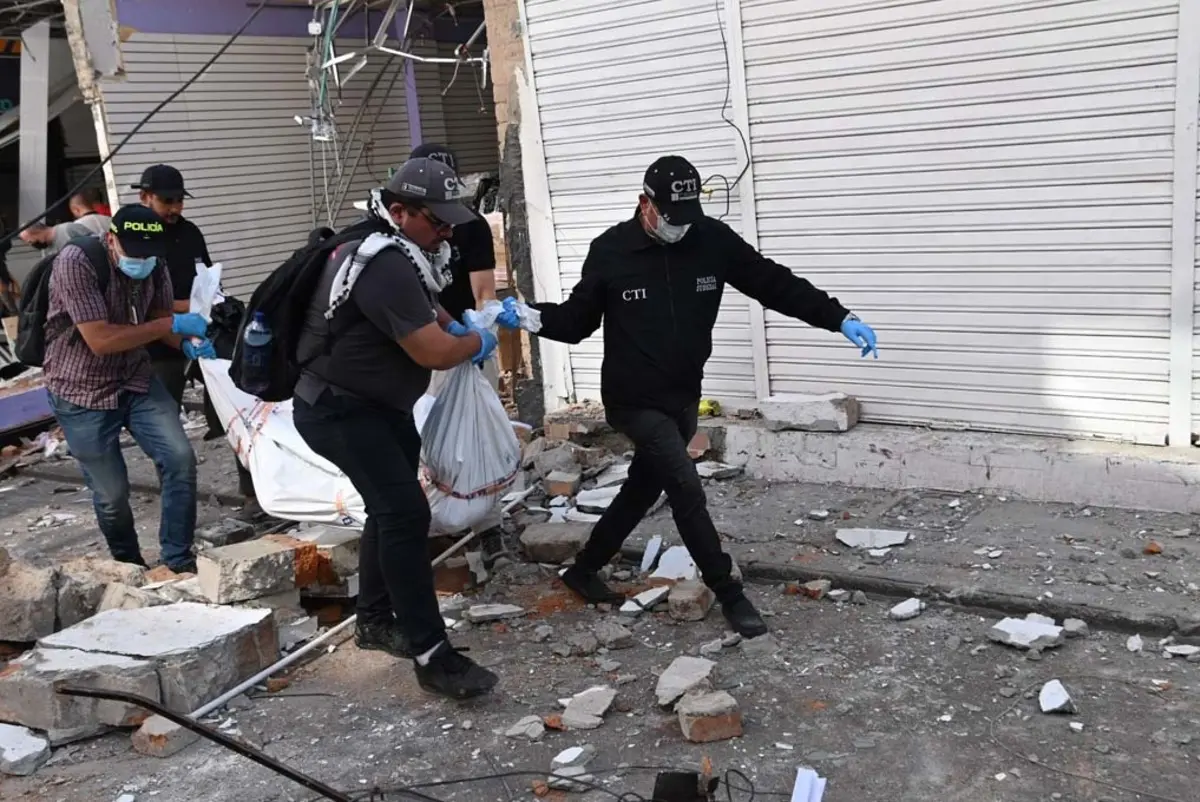 Kolombiya da büyük yıkım! 7,4 lük deprem anı böyle görüntülendi 6