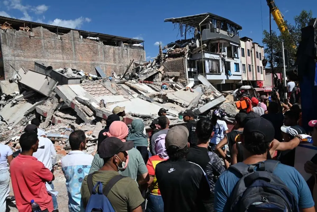 Kolombiya da büyük yıkım! 7,4 lük deprem anı böyle görüntülendi 7