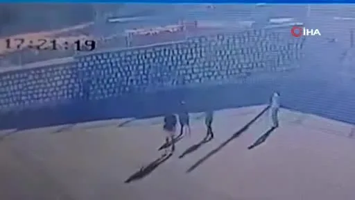 Kontrolden çıkan araç okul bahçesine uçtu! O anlar kamerada...