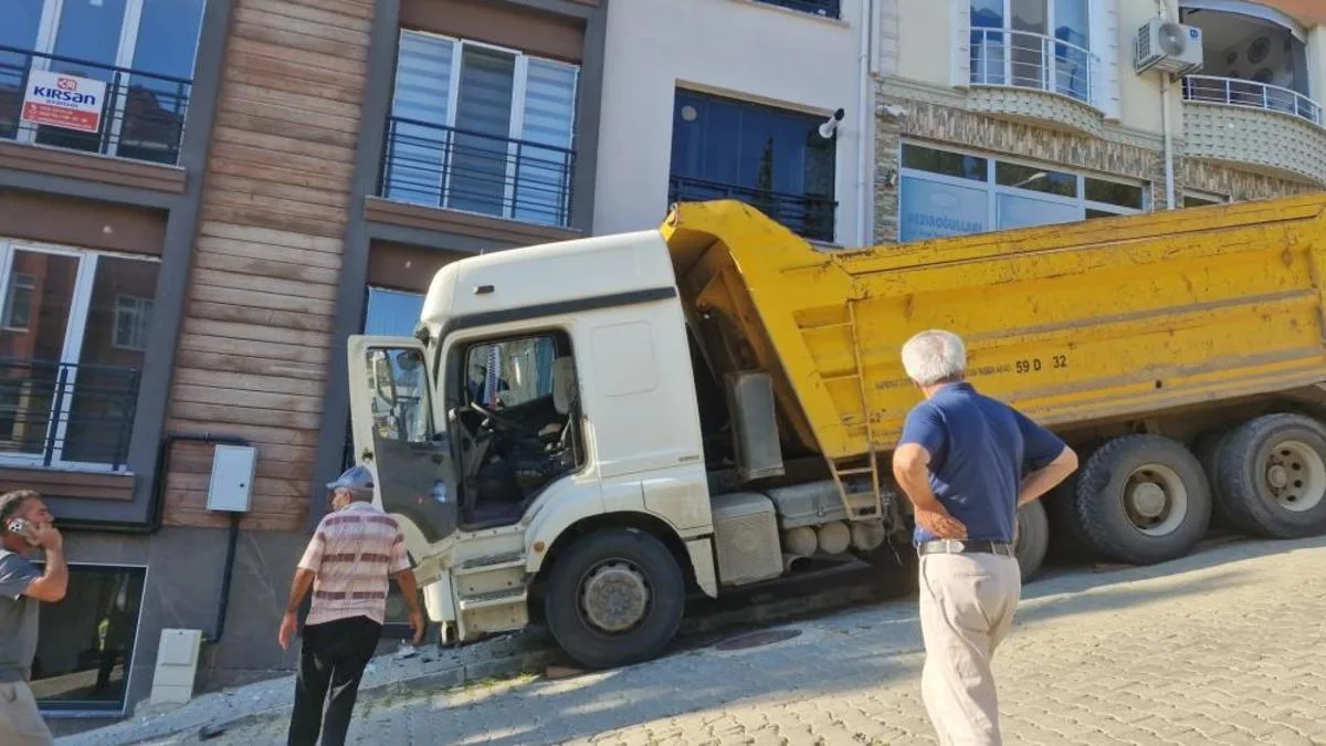 Kontrolden çıkan kamyon evin penceresine çarptı!