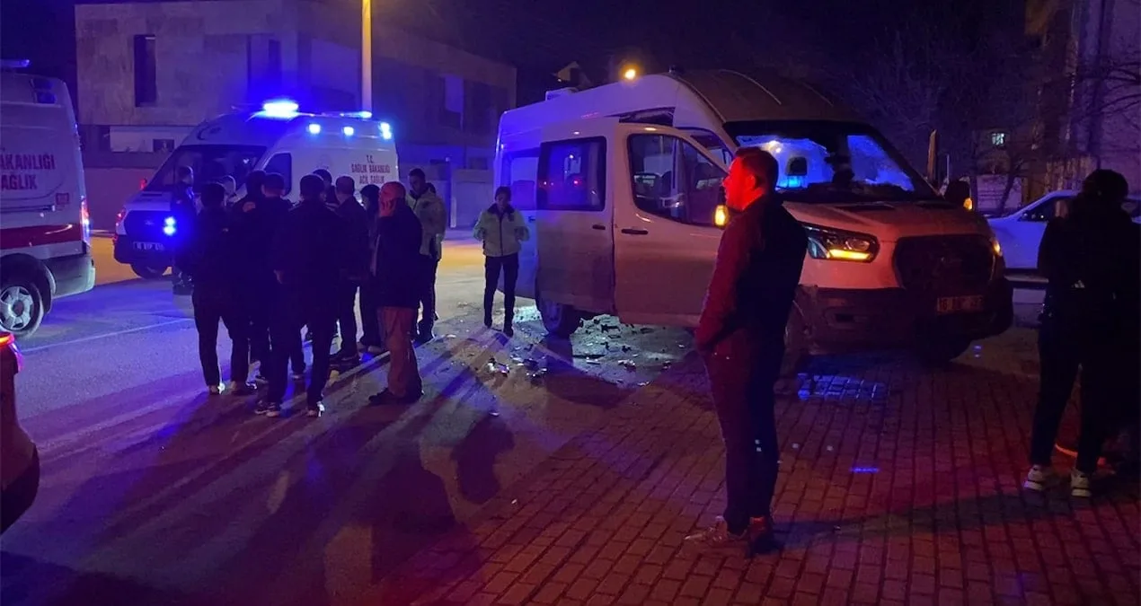 Kontrolsüz Kavşakta Feci Kaza: 9 Yaralı!