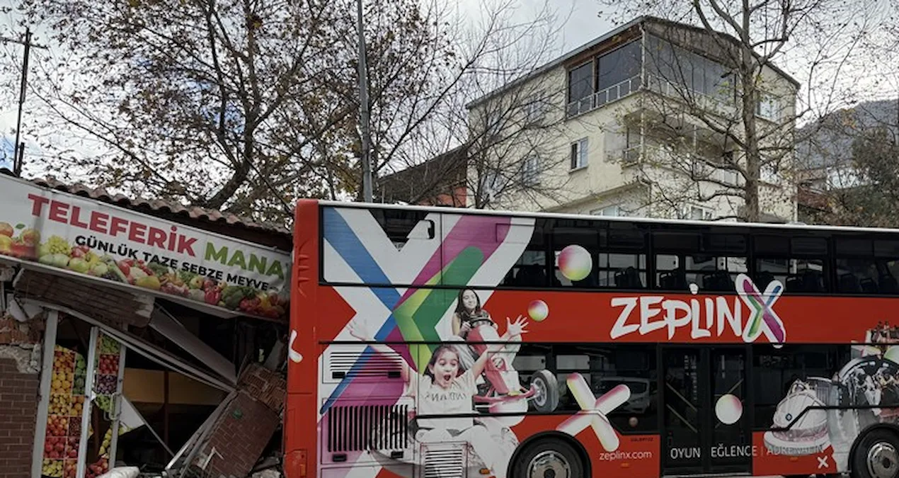 Kontrolsüz Otobüs, Park Halindeki Araçlara Çarptı!