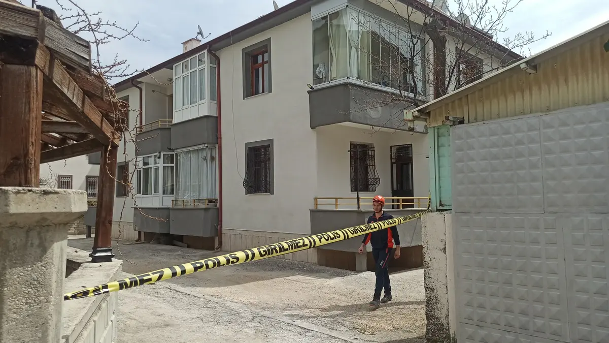 Konya da korkutan görüntü! 3.2 lik depremde büyük çatlaklar oluştu 5