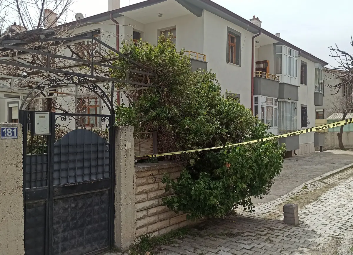 Konya da korkutan görüntü! 3.2 lik depremde büyük çatlaklar oluştu 6