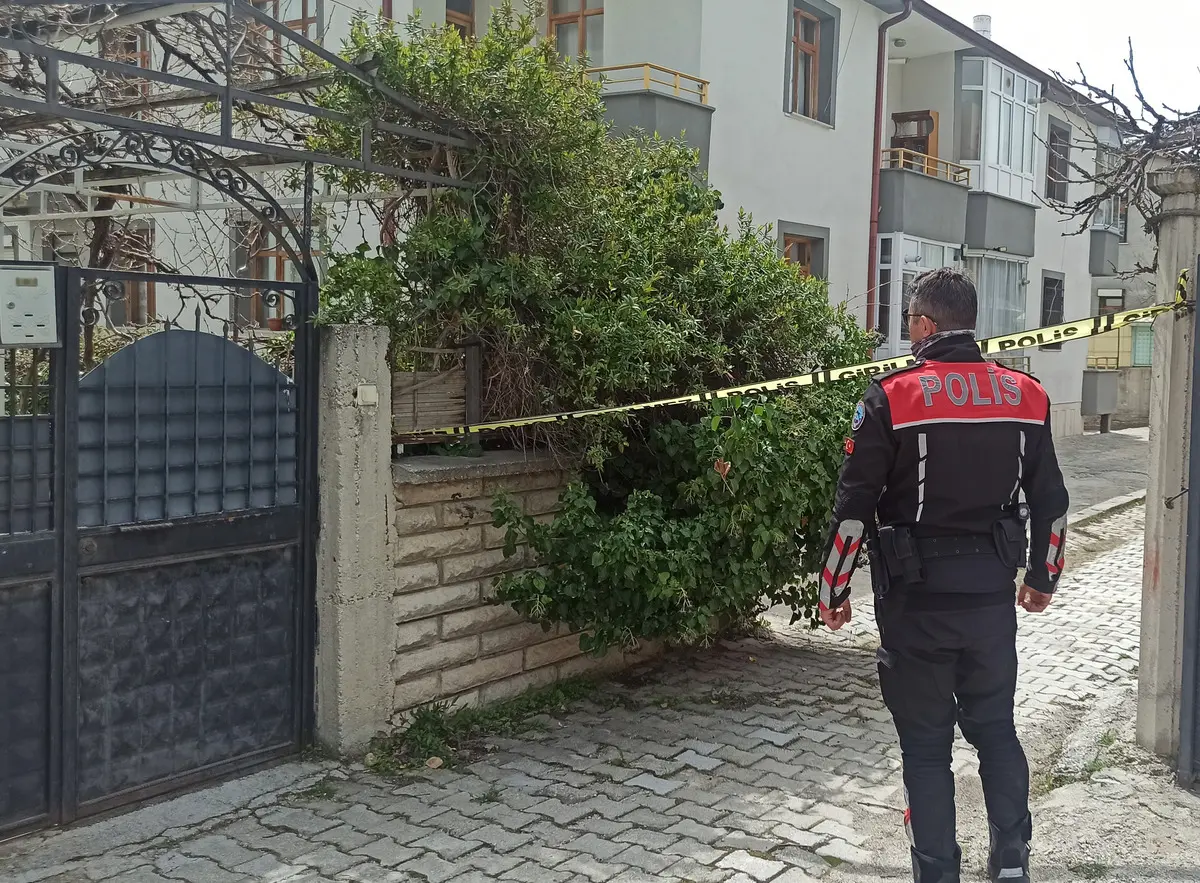 Konya da korkutan görüntü! 3.2 lik depremde büyük çatlaklar oluştu 3