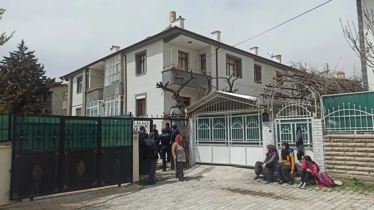 Konya da korkutan görüntü! 3.2 lik depremde büyük çatlaklar oluştu 4