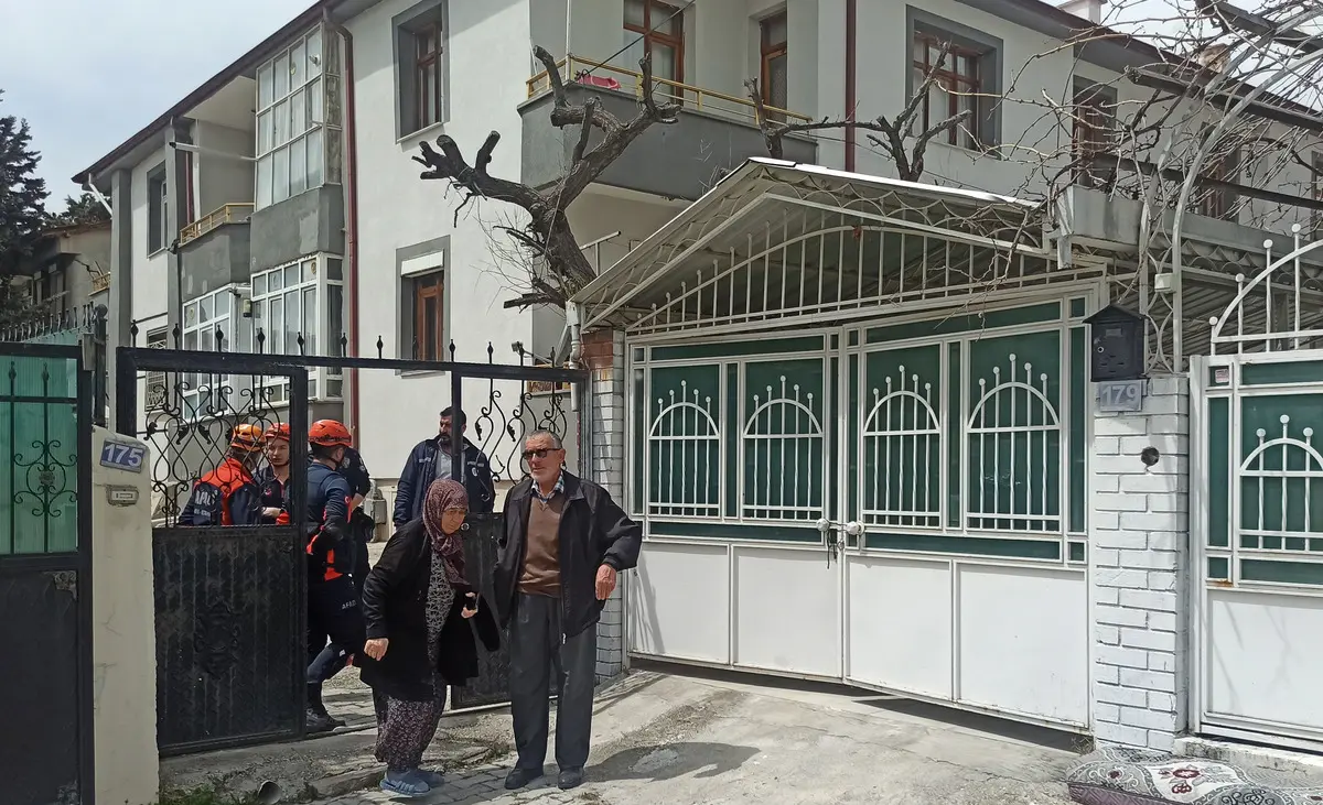 Konya da korkutan görüntü! 3.2 lik depremde büyük çatlaklar oluştu 2