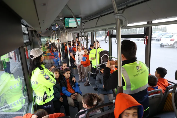Konya’da ‘Nezaket Otobüsü’ ile Trafik Eğitimi